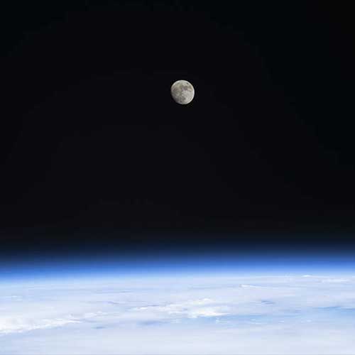 La Luna sobre la Tierra