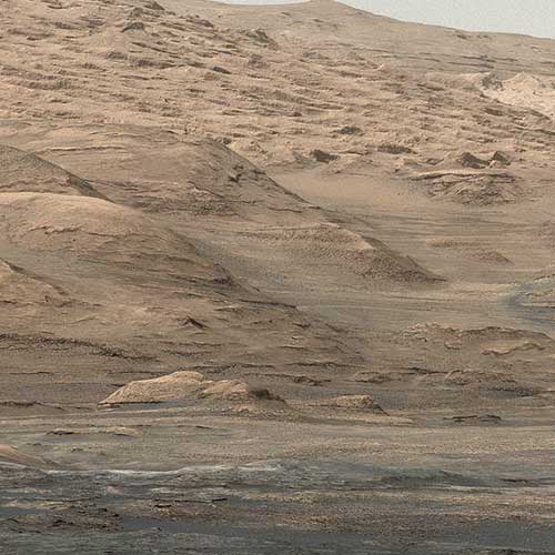 Esta vista desde la cámara de mástil (Mastcam) en el rover Curiosity Mars de la NASA muestra impresionantes colinas y capas en el flanco inferior del monte Sharp.