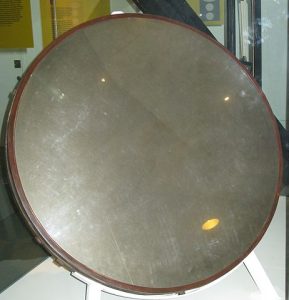 Imagen del primer espejo metálico hecho para el telescopio de 40 pies de William Herschel. Museo de Ciencias de Londres.