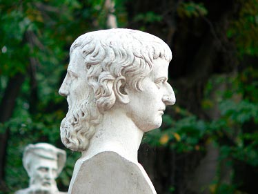 Escultura del dios romano Jano. Jardín de Verano, San Petersburgo, Rusia.