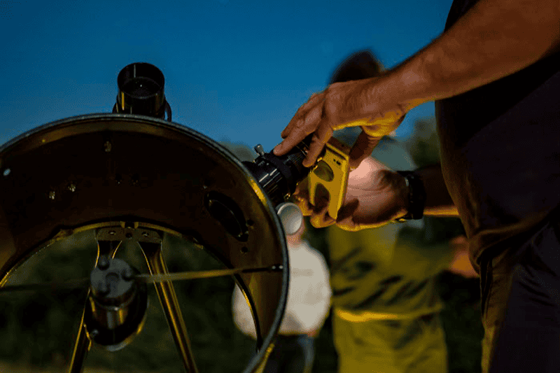 Participantes observando un eclipse lunar con telescopios en la Sierra de Madrid