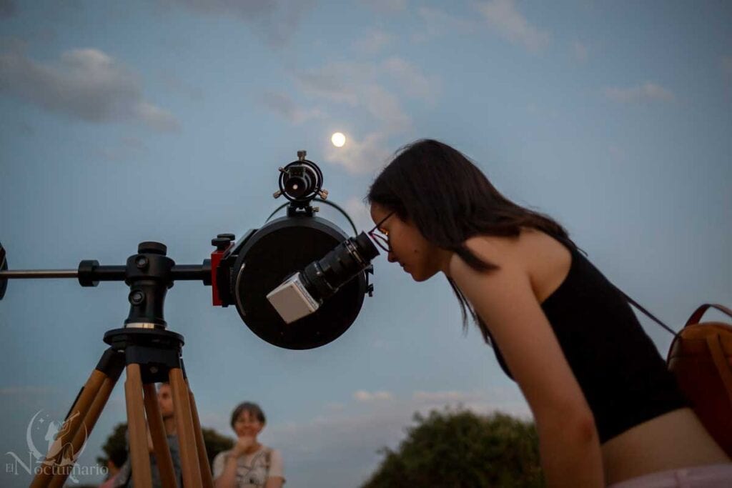 Participantes observando un eclipse lunar con telescopios en la Sierra de Madrid