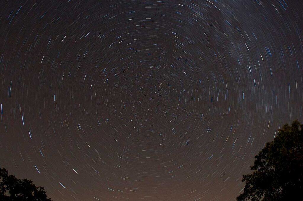 Fotografía circumpolar con la estrella Polar y las constelaciones circumpolares a su alrededor