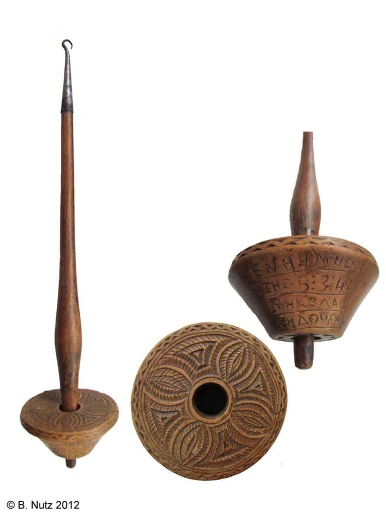 Huso griego moderno. Se aprecian: el eje del huso, su tortera y el gancho. c. XiX - sXX. Gentileza de Beatrix Nutz. ©B.Nutz 2012