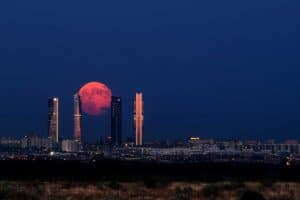 Eclipse de Luna en fase Total sobre las torres de Madrid y su skyline