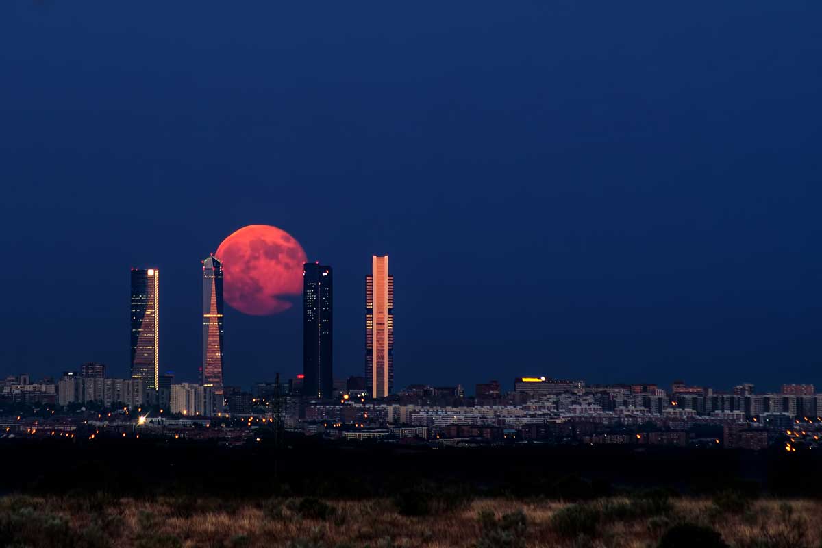 Eclipse de Luna en fase Total sobre las torres de Madrid y su skyline