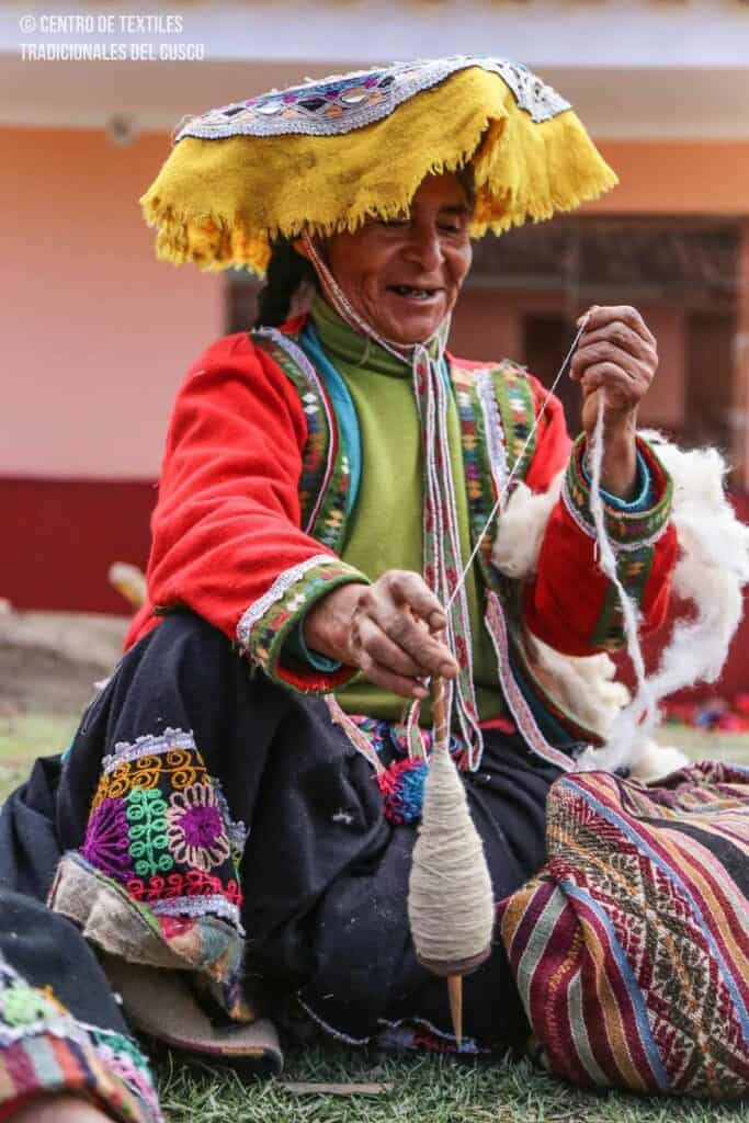 Hilandera utilizando un huso, Cusco Perú. © Centro de textiles tradicionales del Cusco.